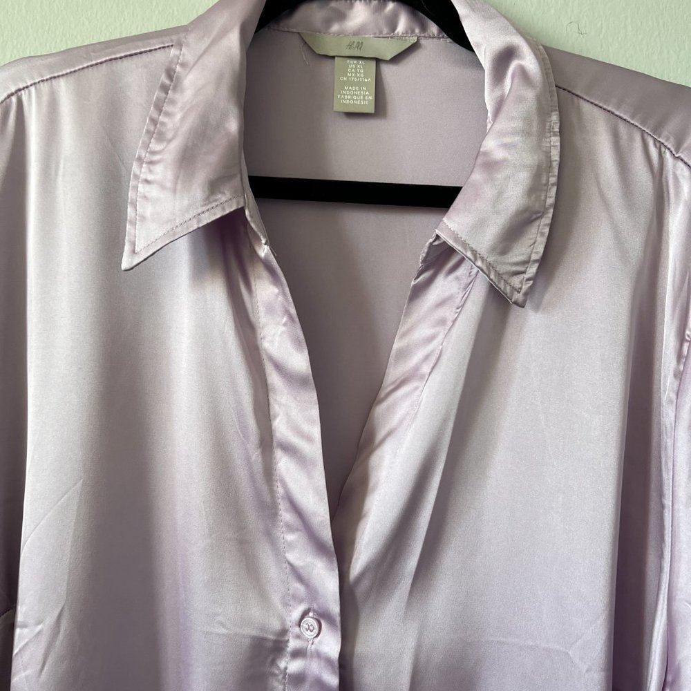 H&M Silk Feel Button Up / V-Neck Blouse - Size XL in Lilac Purple - Picture 5 of 11